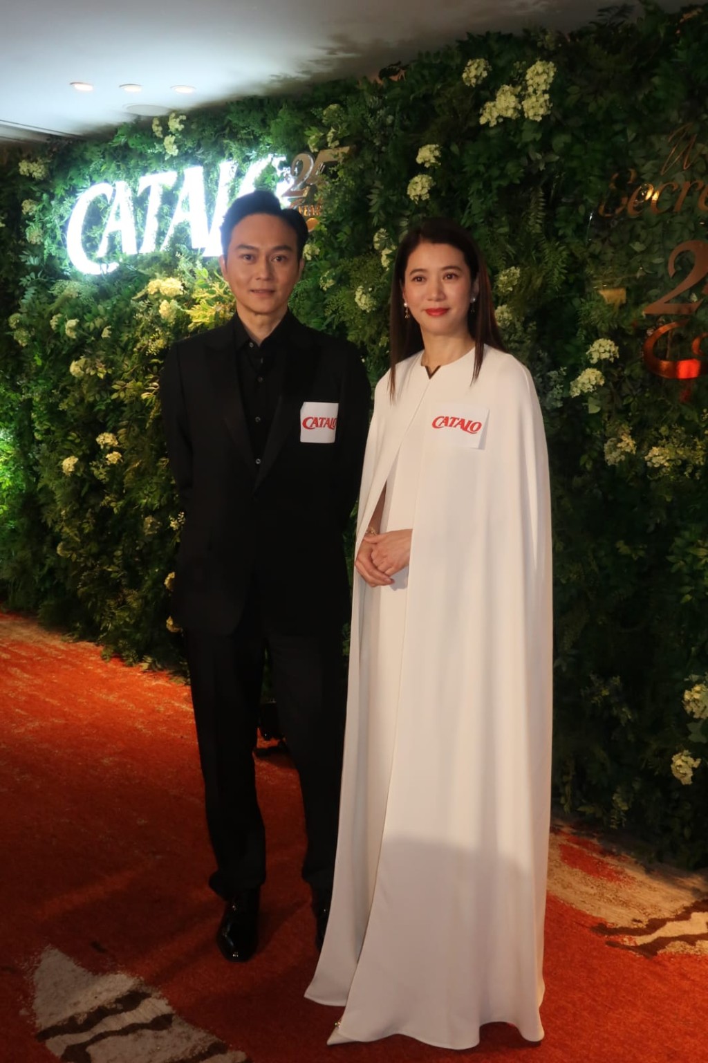 張智霖早排在家與兒子睇電視，見阿仔雙腳結實，就十分懷念抱住兒時的他。