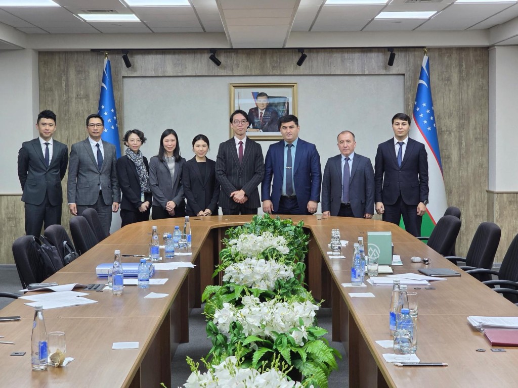 過去一段時間,Hong Kong Inc. 成功在航空方面取得亮麗成績,先後與巴西、烏茲別克斯坦、波蘭、印尼、阿根廷及多哥等多國在民航談判方面取得重大成果。 過去一段時間,Hong Kong Inc. 成功在航空方面取得亮麗成績,先後與巴西、烏茲別克斯坦、波蘭、印尼、阿根廷及多哥等多國在民航談判方面取得重大成果。