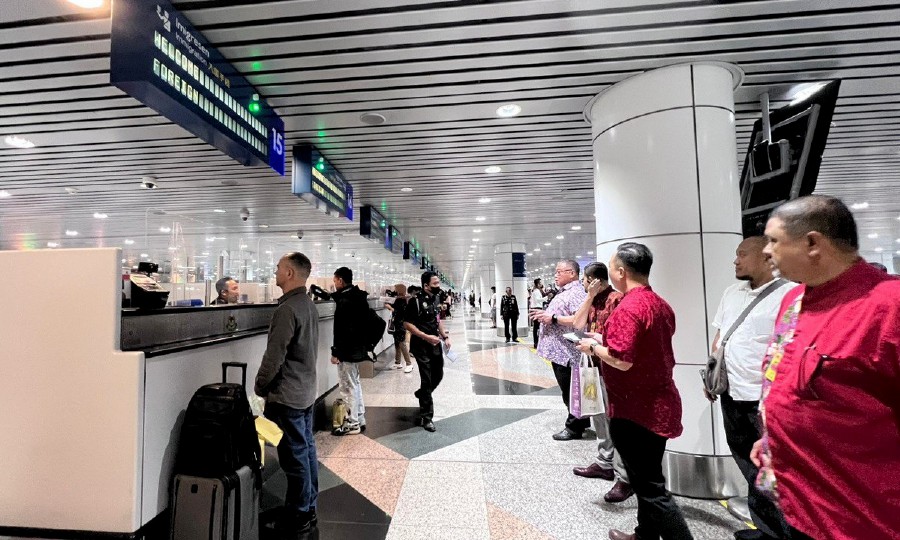 馬來西亞實施新制，外國旅客即日起須先在抵達大馬前3天，在網上填交電子入境卡，方可入境。路透社