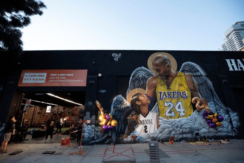 高比拜仁與吉安娜2020年1月26日因直升機失事喪生。意外發生不到一周，這幅巨型壁畫就出現在洛杉磯市中心。路透社