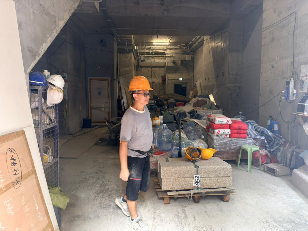 男工當時在室內工作,突然暈倒,跌落工作平台上。 男工當時在室內工作,突然暈倒,跌落工作平台上。