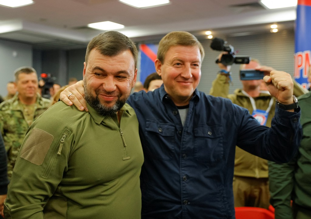「頓涅茨克人民共和國」首長普希林（右），周二出席公投初步結果記者會。路透