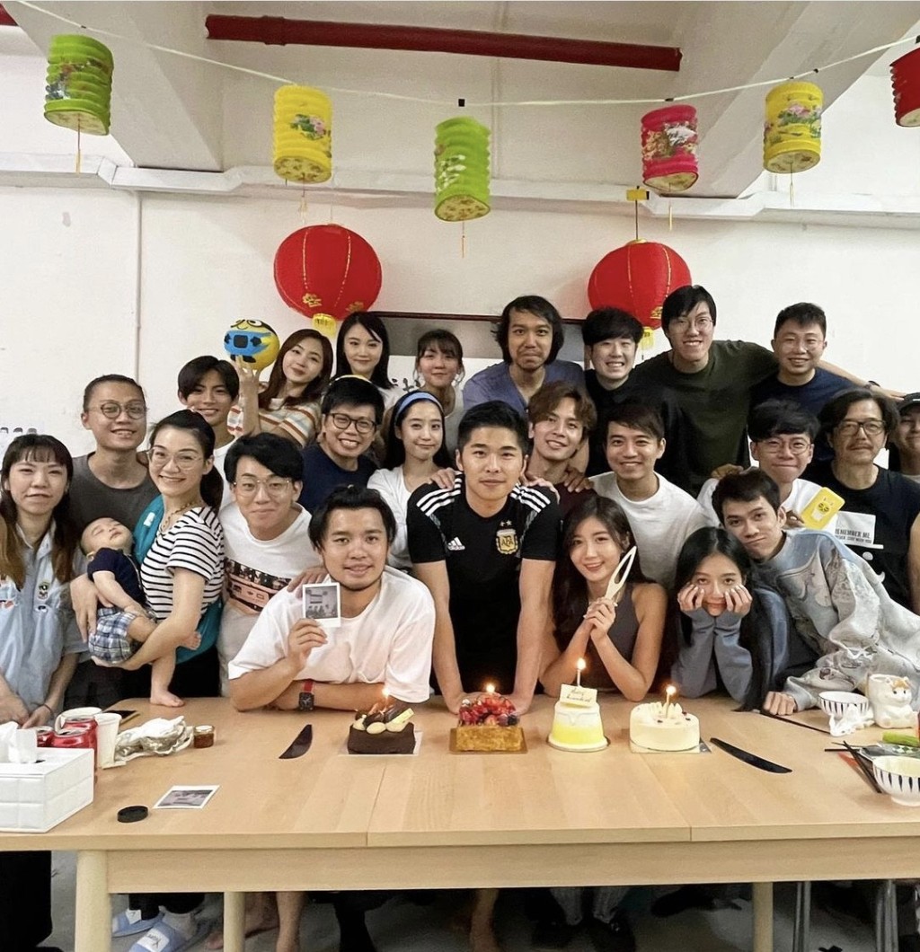 一眾好友為游學修預祝生日。