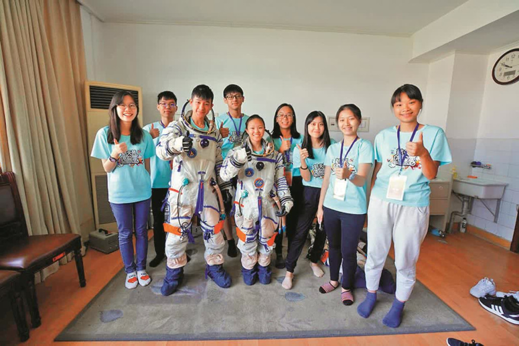 本港青少年參觀中國太空人訓練中心。資料圖片