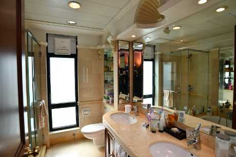 圖中浴室以雲石裝潢，並附有雙洗手盆、獨立淋浴間及浴缸。