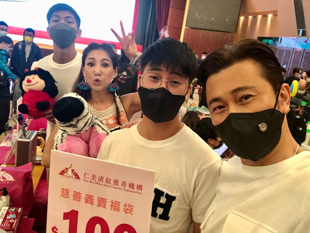 程瑤一家四口到市集做善事。