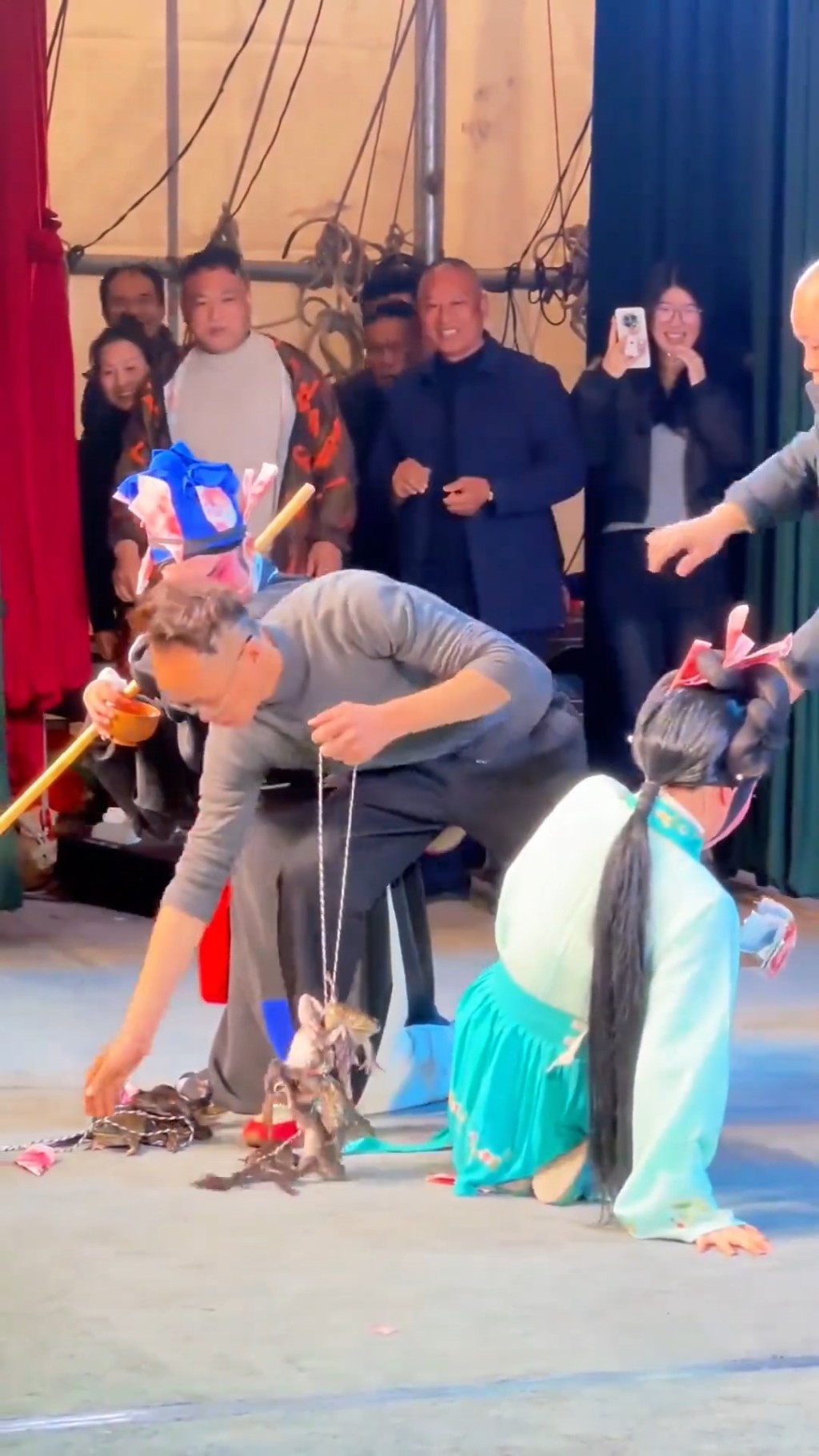 觀眾突然送上「牛蛙頸鍊」,嚇得男女演員不知所措。抖音@山海/愛了新疆 觀眾突然送上「牛蛙頸鍊」,嚇得男女演員不知所措。抖音@山海/愛了新疆