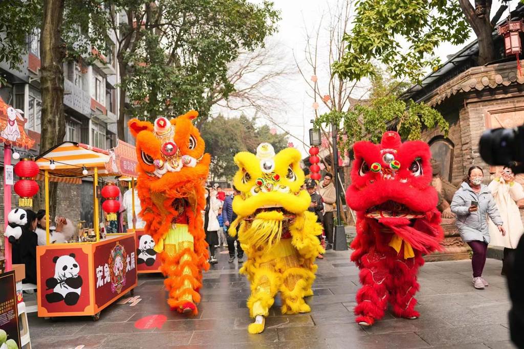 “港澳台青年文化嘉年华”4日在成都举行，现场有舞狮表演。
