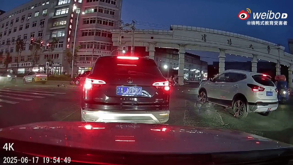 巴士連撞上的汽車消失於行車紀錄畫面。 巴士連撞上的汽車消失於行車紀錄畫面。