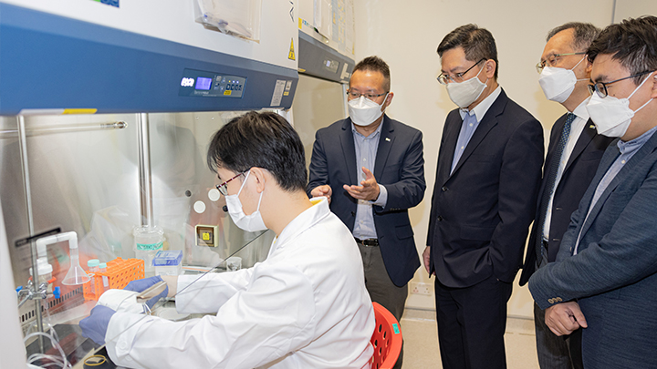 薛永恒到訪香港都會大學，了解大學的最新研究發展。