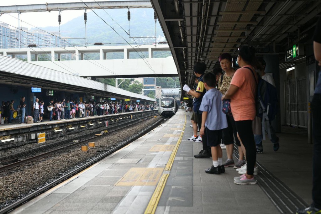 運輸署預計，個別港鐵車站，候車人數較多、時間亦較長。
