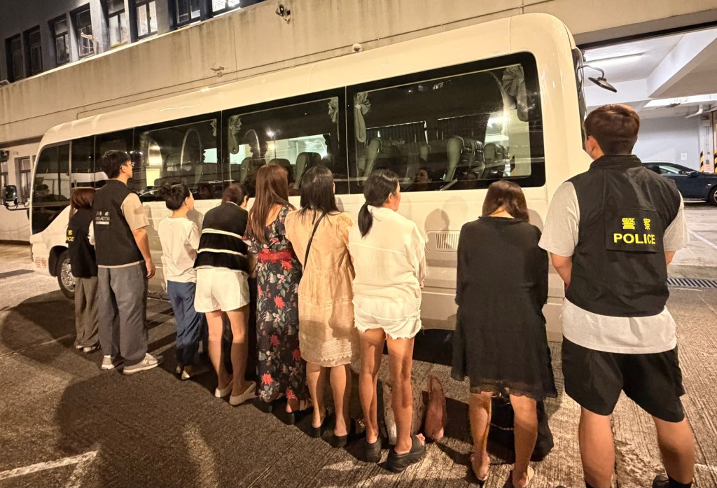 行動中共拘捕13名內地女子，年齡介乎為34至55歲，涉嫌「違反逗留條件」。警方提供