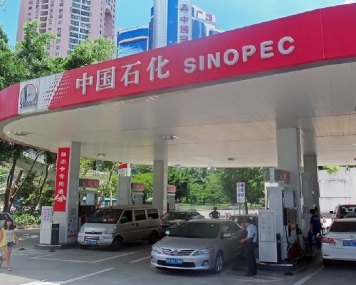 內地部分城巿出現限制加油的情況後，中石化、中石油兩大公司已加大供應量。 （網上圖片）