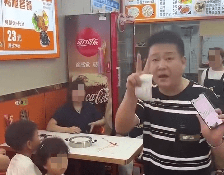 麵店老闆因被給負評與顧客對質。