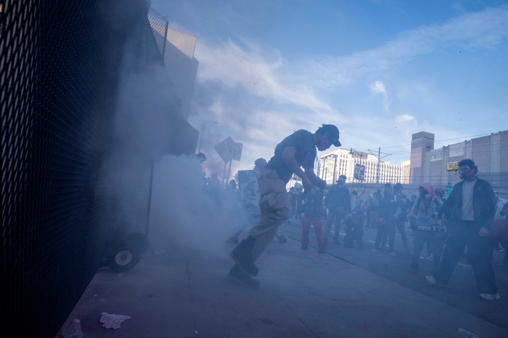 警方使用催泪气体驱散人群。路透社