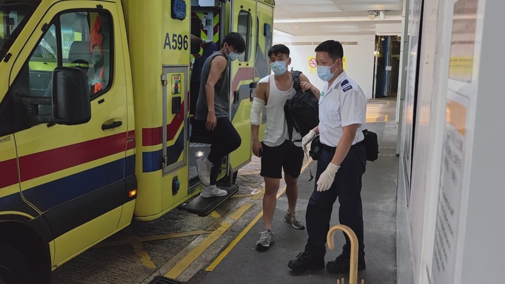 4名工人由救護車送院治理。