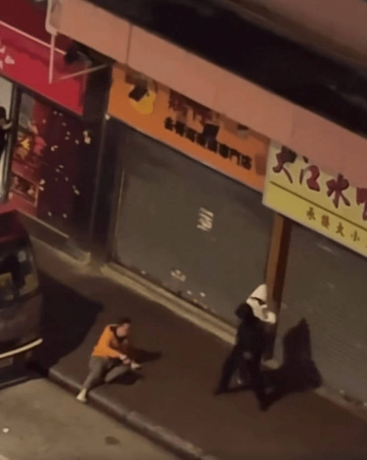 糾纏逾一分鐘後,有見義勇為的途人上前查看情況,黑白兩人見勢不妙,立即往青山道方向逃走。fb「車cam L(香港群組)」 糾纏逾一分鐘後,有見義勇為的途人上前查看情況,黑白兩人見勢不妙,立即往青山道方向逃走。fb「車cam L(香港群組)」