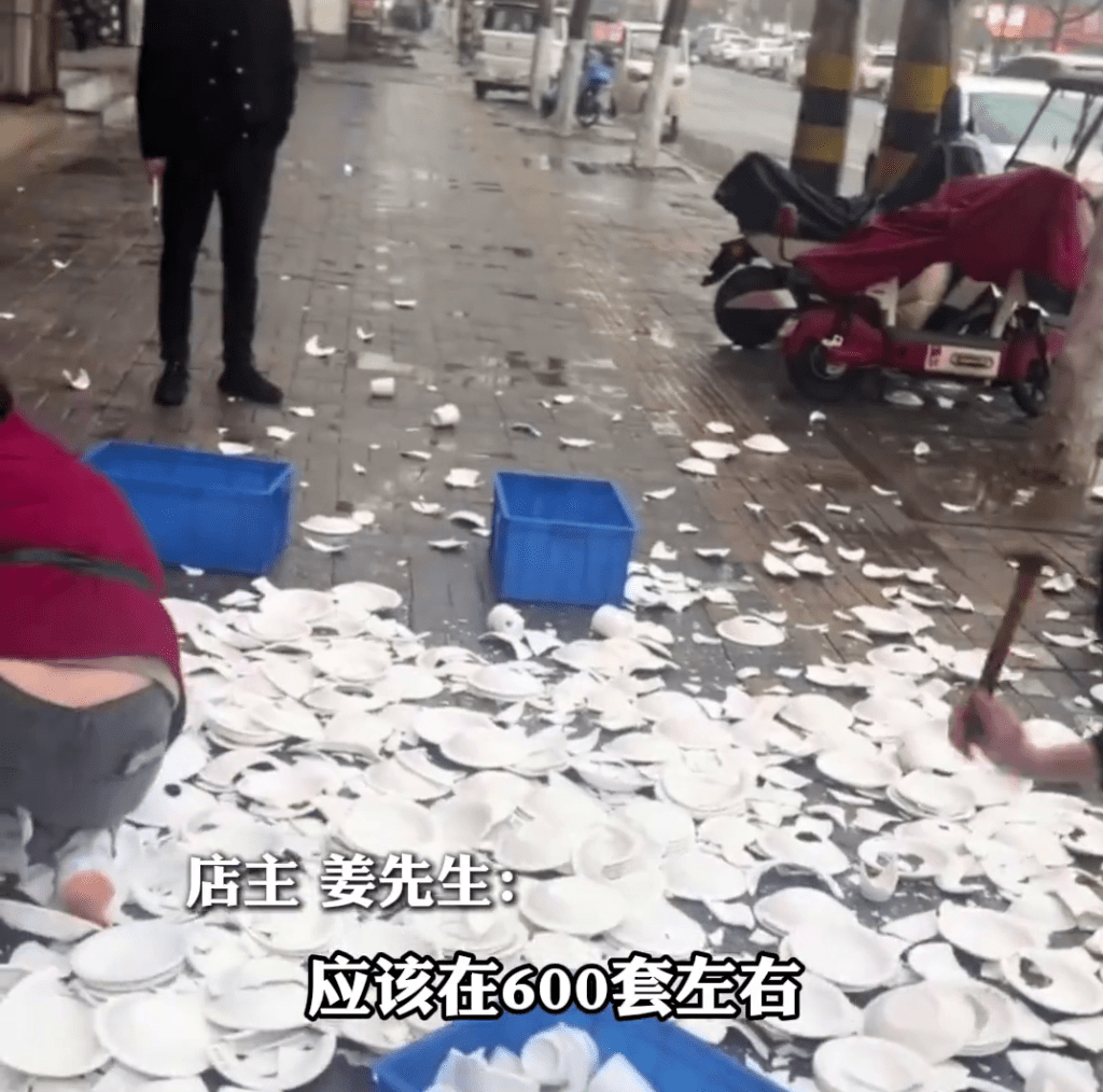 店主下令员工将所有非一次性的餐具全部销毁，约600套左右。