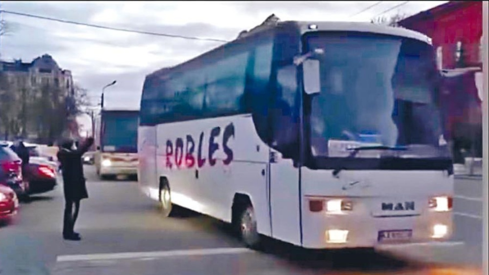 首批撤離人士乘大巴離境。