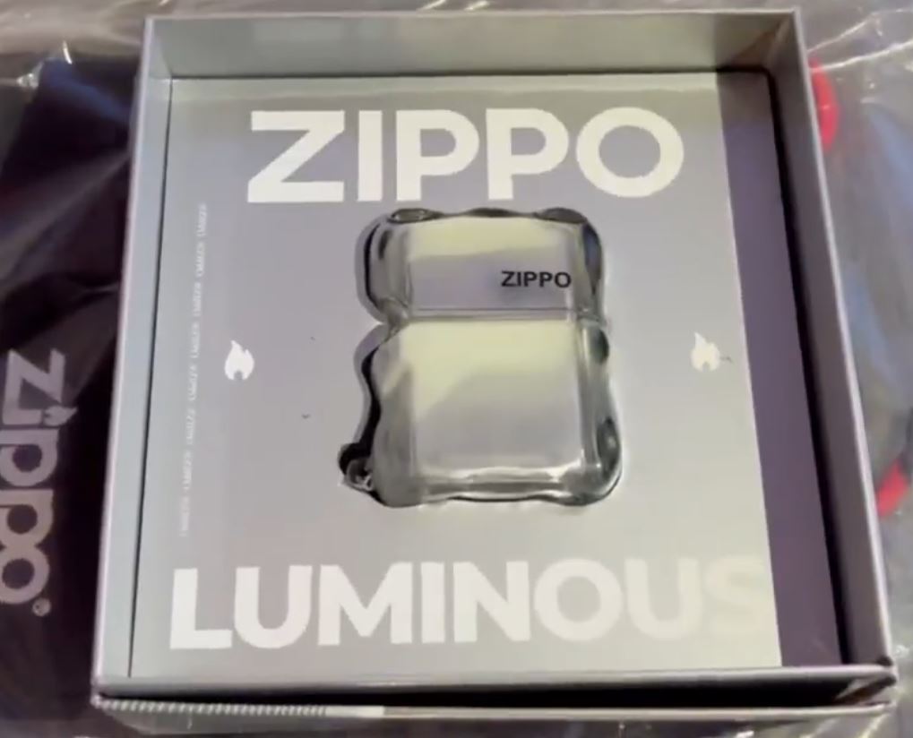 皇崗海關關員查獲2973個老翻「ZIPPO」打火機。海關發布