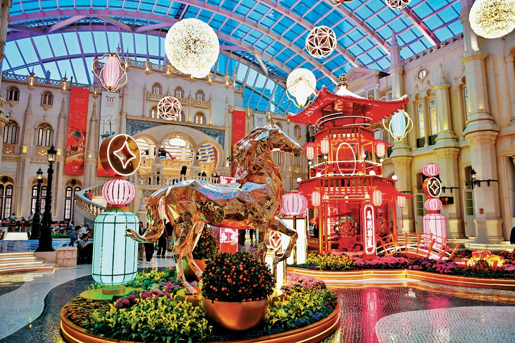 澳門的酒店加裝駿馬主題裝飾迎馬年。