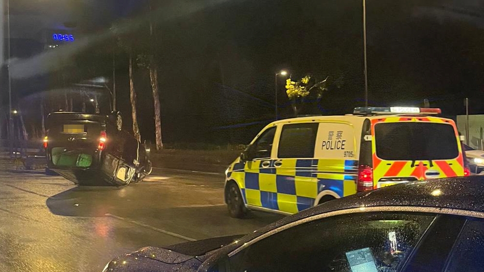 失事客貨車四輪朝天。FB：Gary LI@小心駕駛,安全車速,溫馨提示