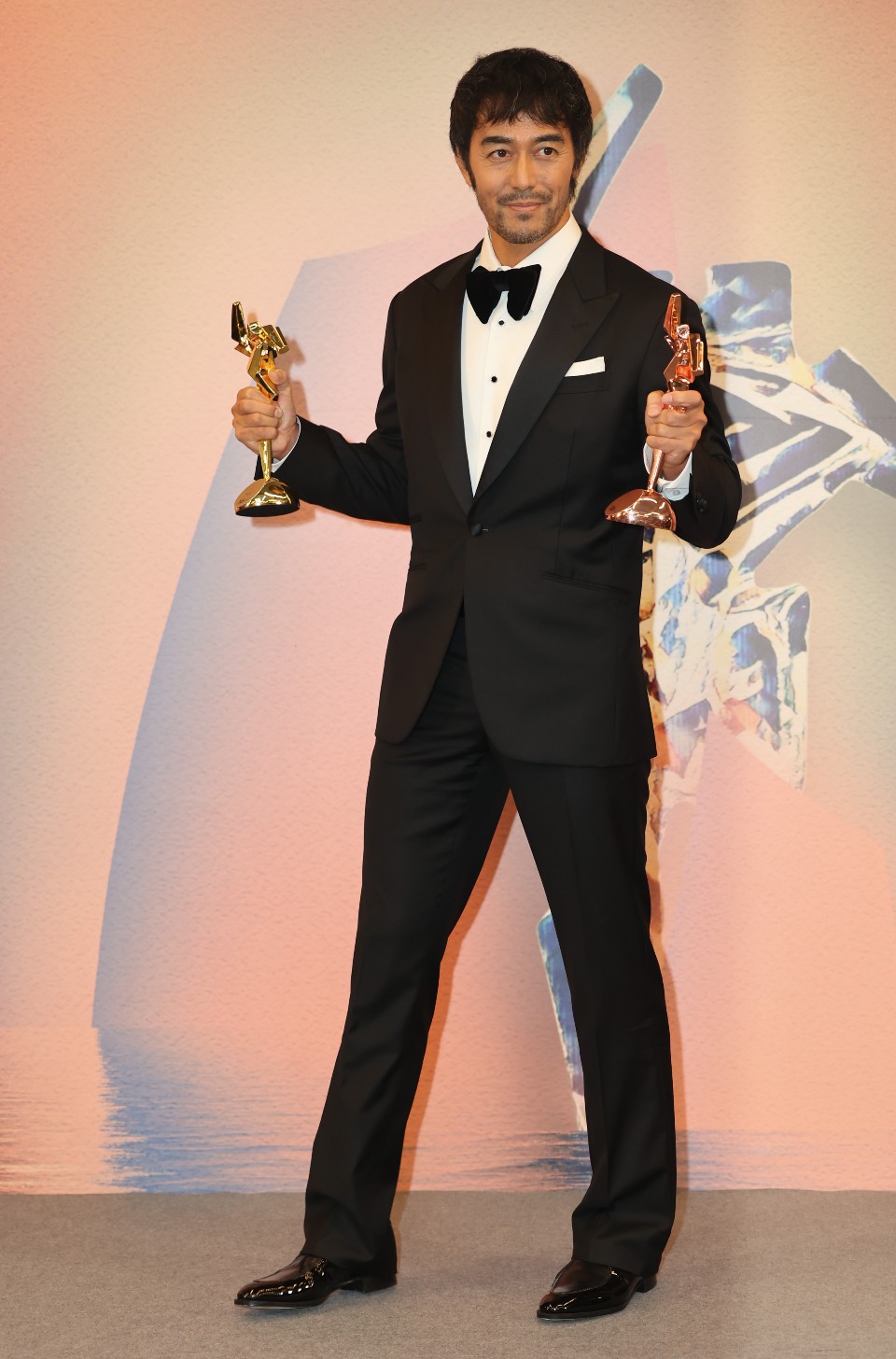 日本巨星阿部寬在獲頒「卓越亞洲電影人大獎」及「最佳衣著獎」。