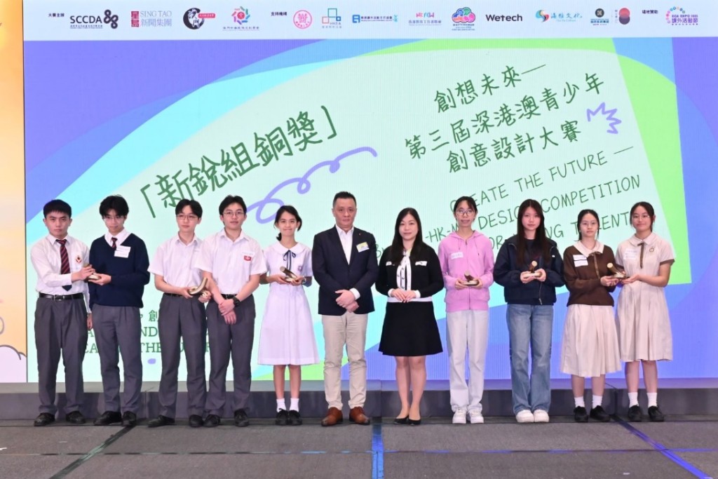 香港教育工作者聯會副會長、立法會議員鄧飛(右六)及立法會議員郭玲麗(右五)認為青創大賽有助鼓勵青少年發揮創意。 香港教育工作者聯會副會長、立法會議員鄧飛(右六)及立法會議員郭玲麗(右五)認為青創大賽有助鼓勵青少年發揮創意。