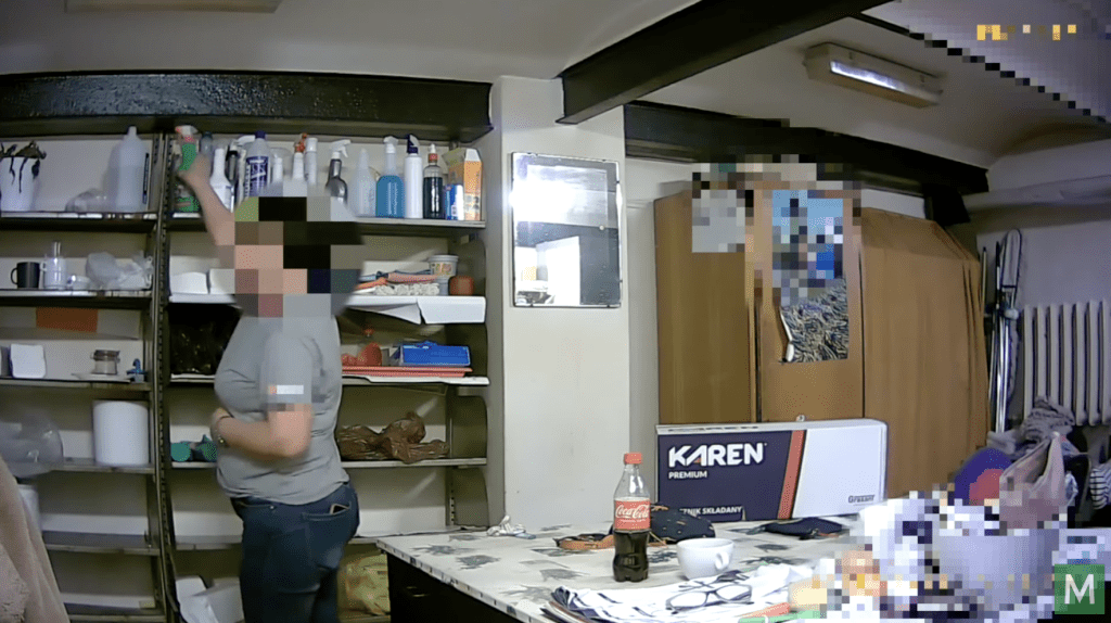 一名女清潔工因不滿新入職同事指出其工作錯誤，竟懷恨在心，連續六星期趁無人時向對方的茶杯噴灑具腐蝕性的清潔劑。