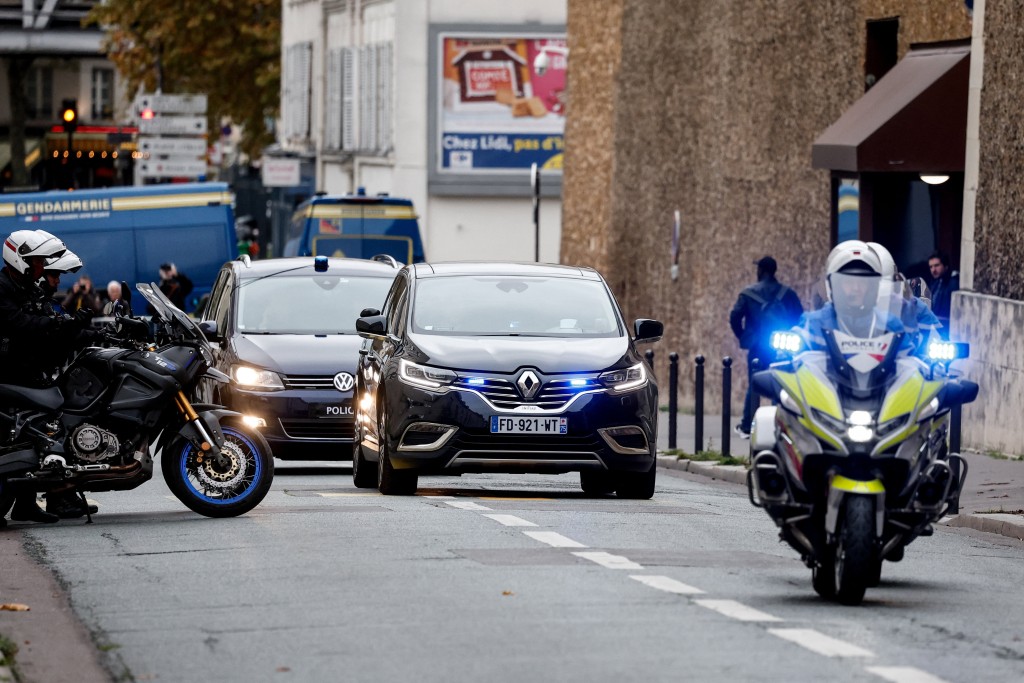 巴黎法院指，薩爾科齊不具潛逃風險，准許他在司法監管下獲釋。路透社
