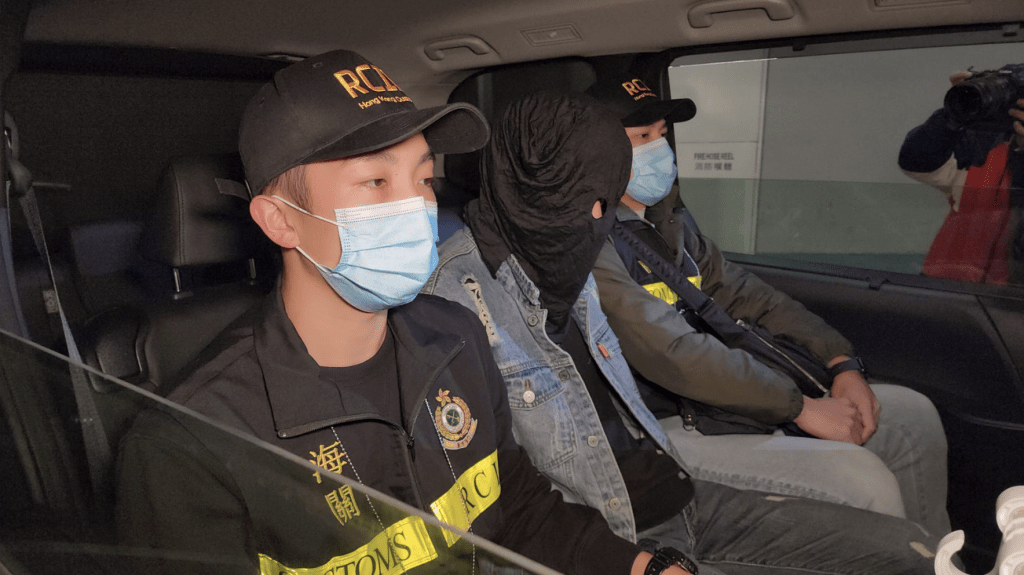 海关拘捕一名报称无业男子。黎志伟摄