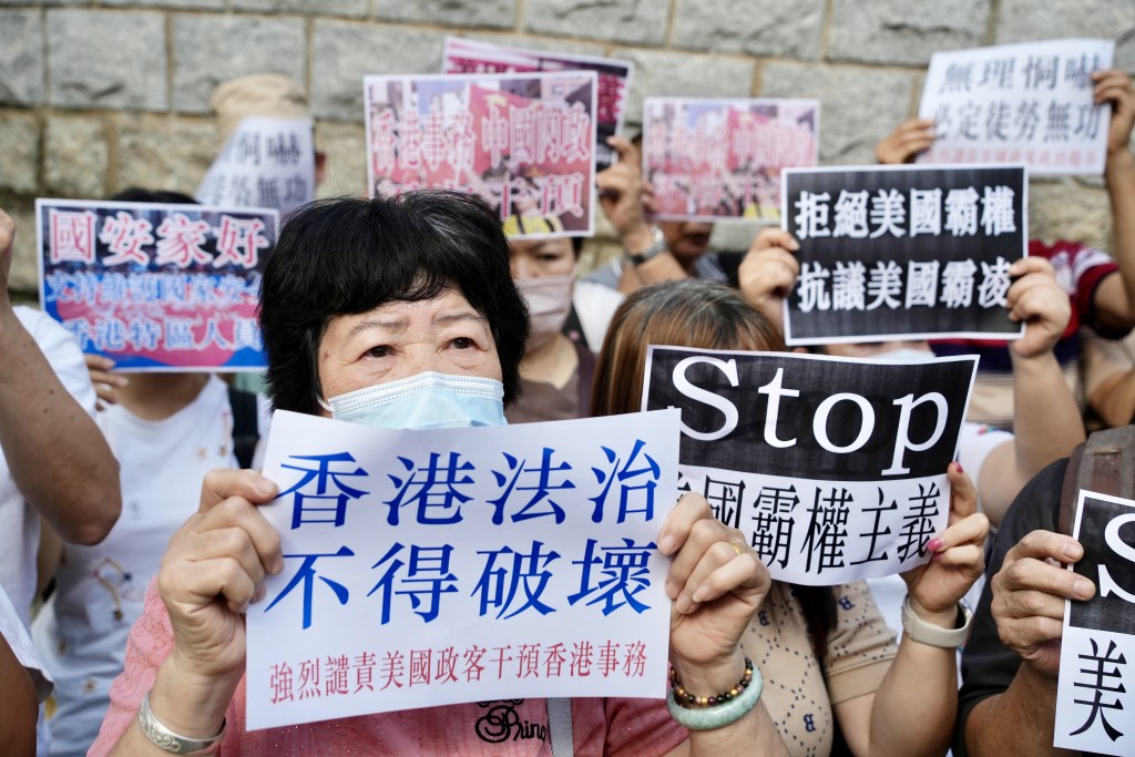 他们亦高呼「国安家好，守护香港繁荣稳定」。苏正谦摄