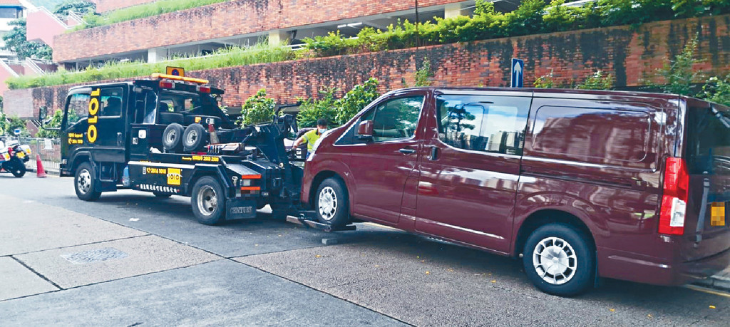 ■警方拖走阻街車輛。資料圖片