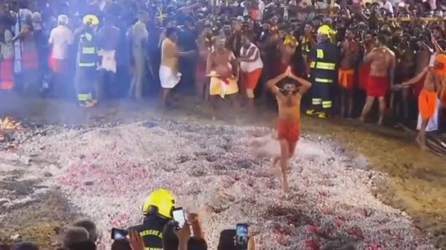 影片開頭1名信徒完成過火儀式。 thelallantop.com 影片開頭1名信徒完成過火儀式。 thelallantop.com