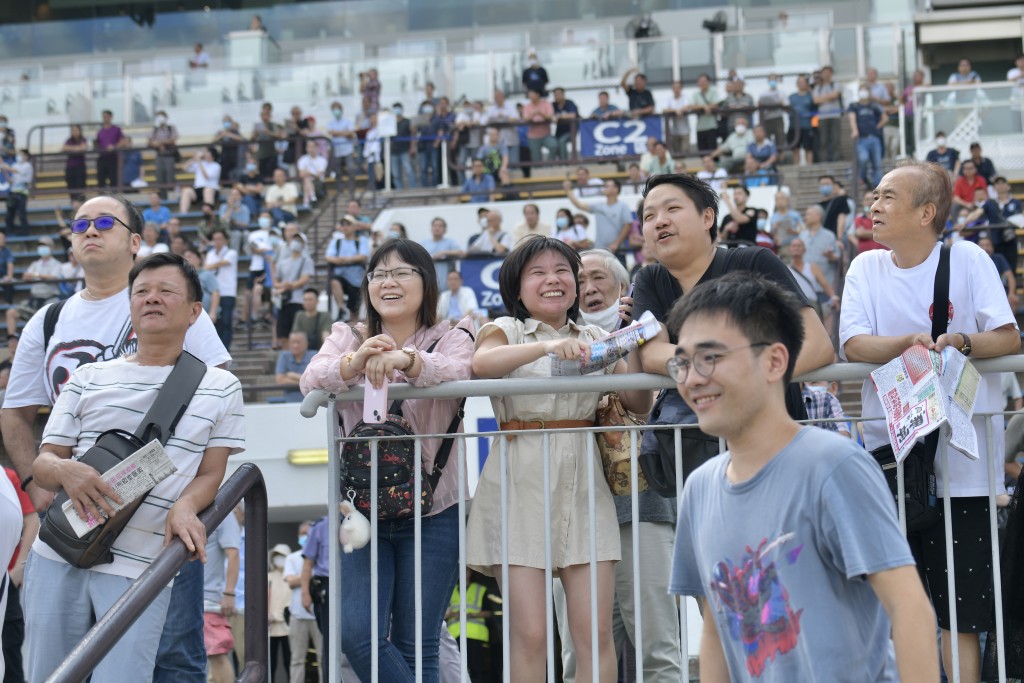 不少市民無懼炎熱，選擇在下午4時左右進入比賽現場，觀眾席人頭湧湧。梁譽東攝