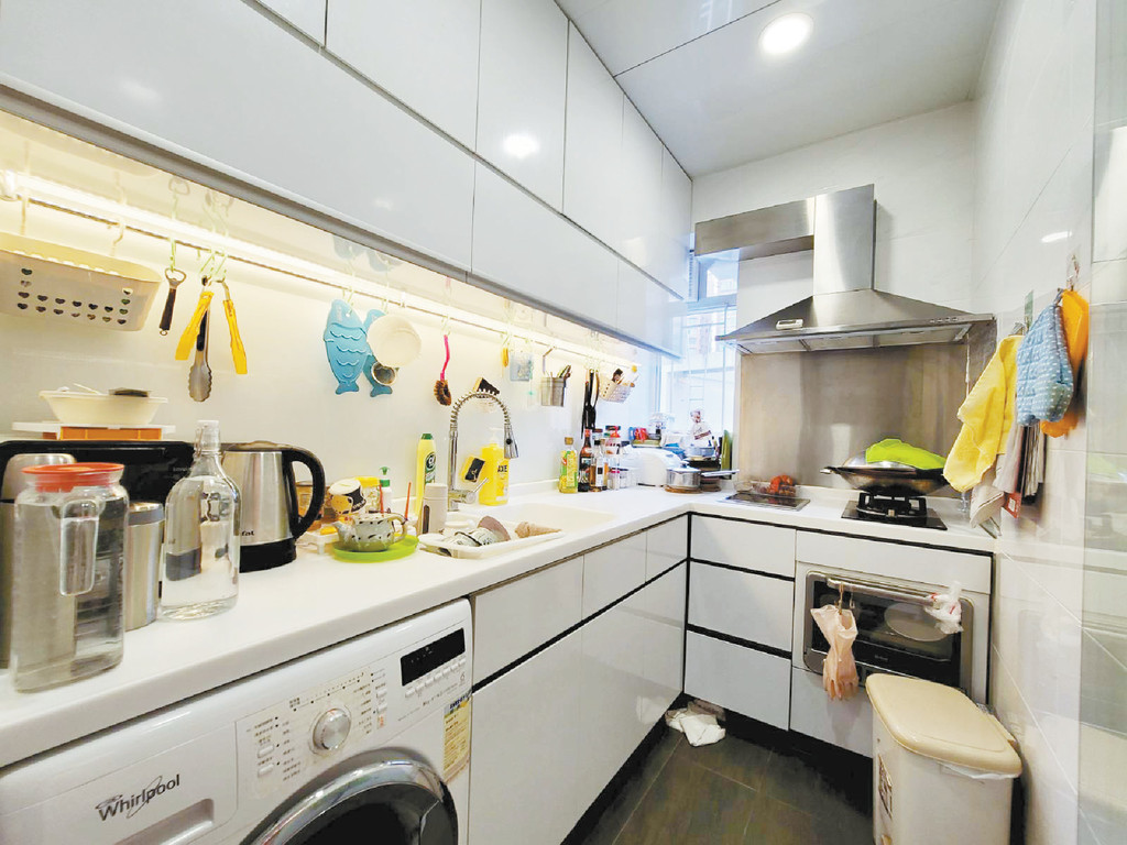 ■廚房工作台為L形設計，烹調位置充裕。