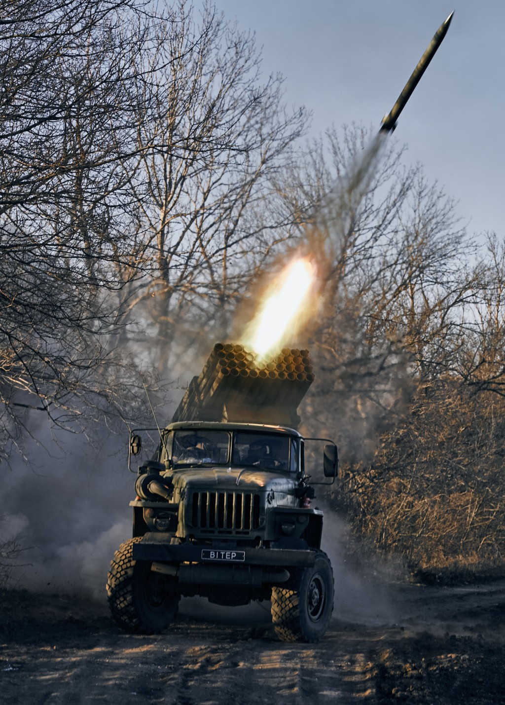 乌军的Grad多管火箭炮向俄罗斯前线阵地发射火箭弹，靠近乌克兰顿涅茨克地区巴赫穆特。AP