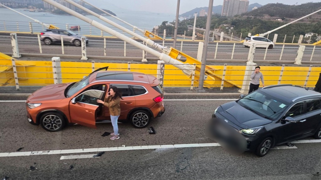 有私家車被撞毀。fb車cam L(香港群組) 有私家車被撞毀。fb車cam L(香港群組)