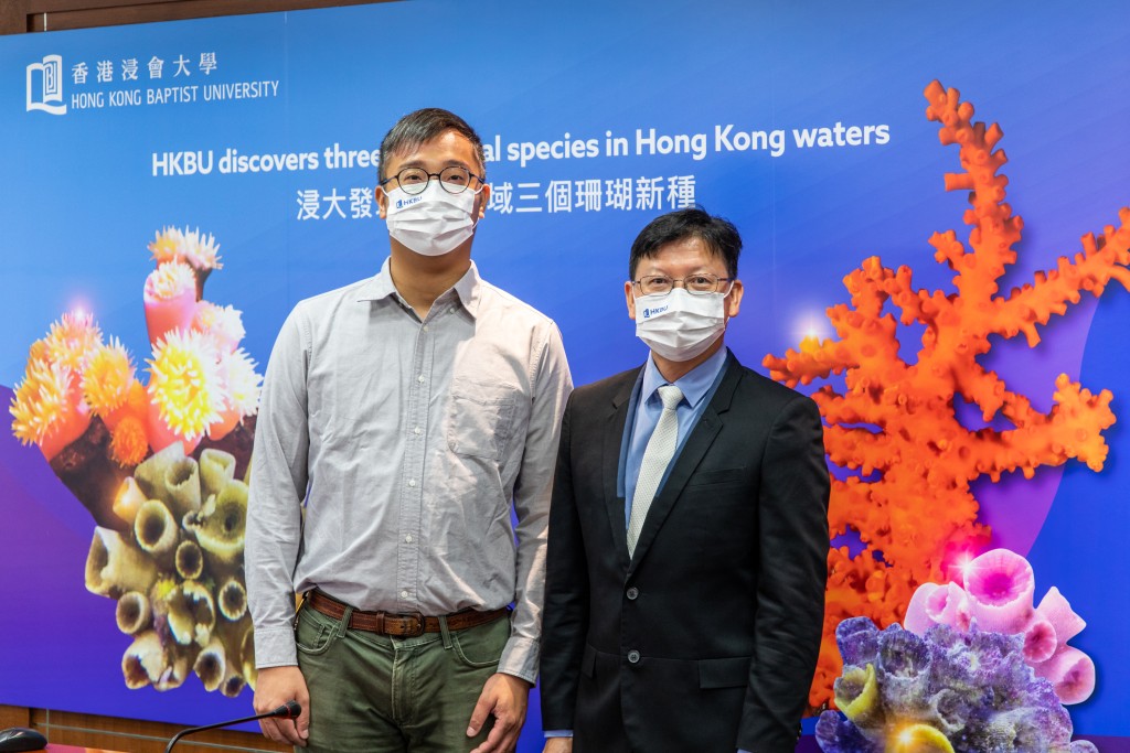 邱建文（右）與姚景峰在本港海域發現三個石珊瑚新物種。 浸大提供