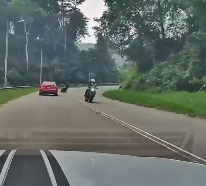 马来西亚电单车“掟弯”越线，铁骑士被撞至“空中转体2周半”。Ｘ
