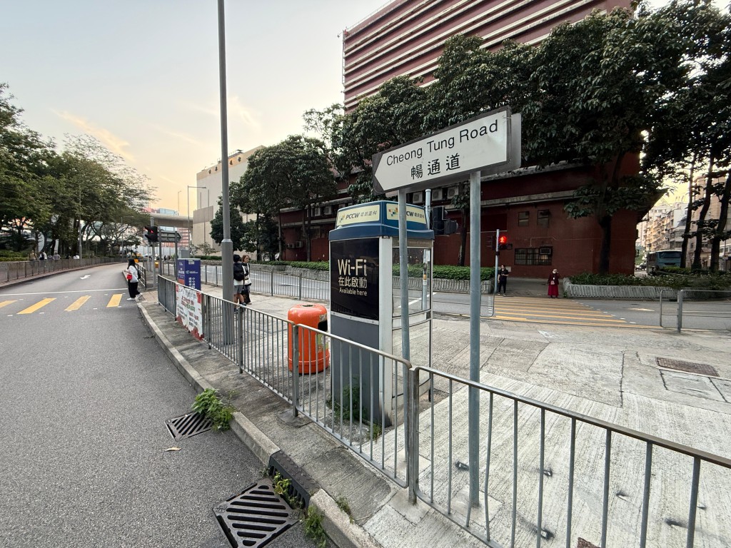 男子懷疑由上方暢通道天橋墮下。 男子懷疑由上方暢通道天橋墮下。