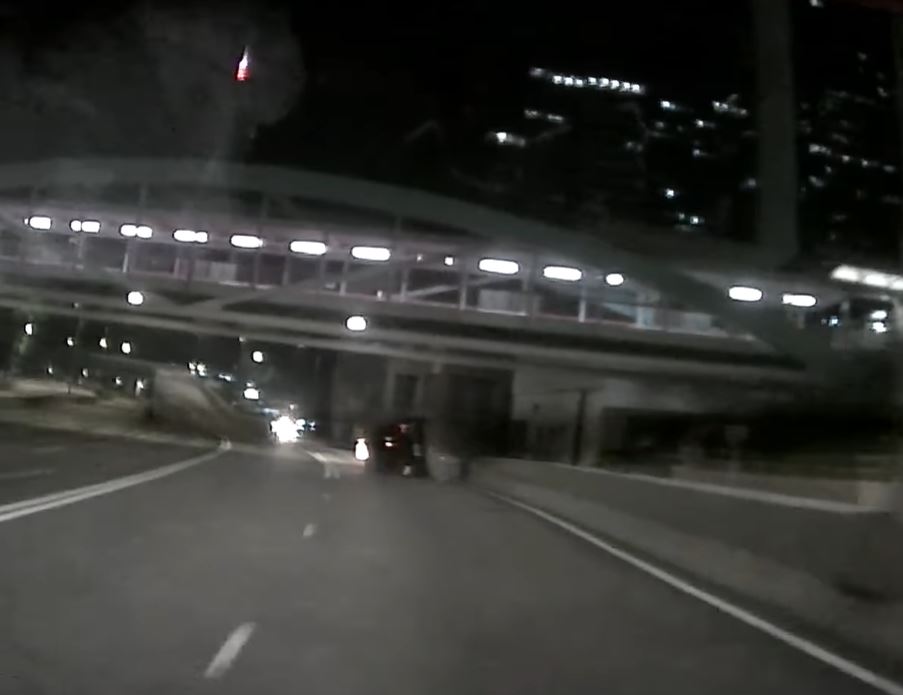 的士翻側橫亘路中。fb車cam L（香港群組）影片截圖