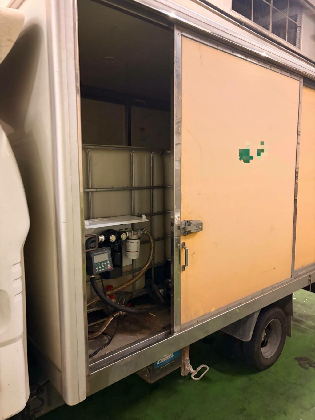 輕型貨車內有兩個最多可貯存共約2,000公升燃油的大型儲油容器。消防處fb圖片 輕型貨車內有兩個最多可貯存共約2,000公升燃油的大型儲油容器。消防處fb圖片