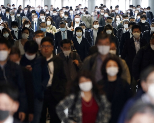 日本民衆戴口罩外出防疫。AP
