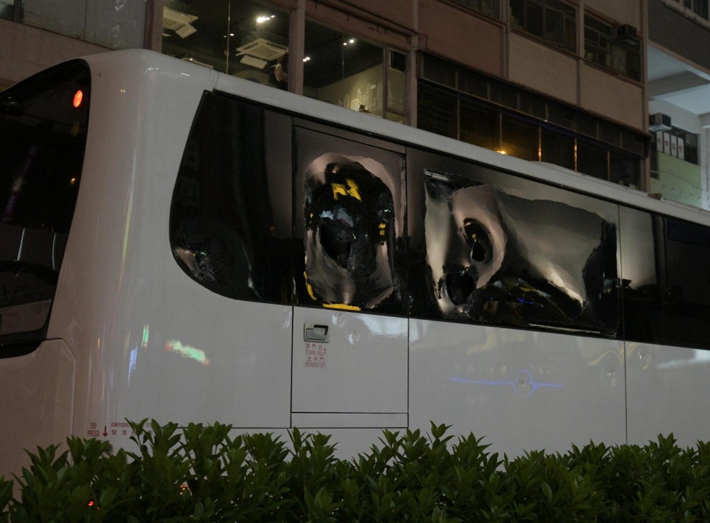 車窗被擲穿警員發射催淚彈