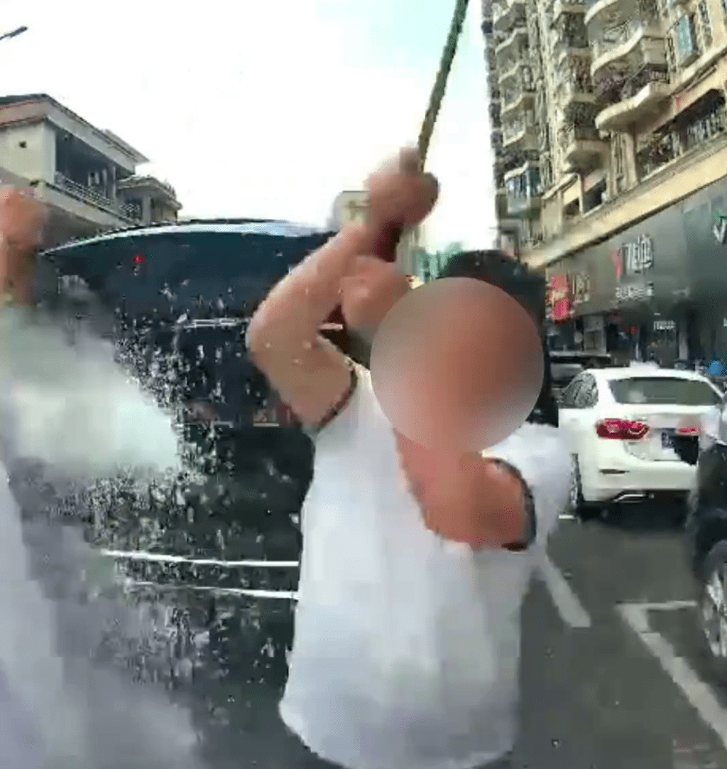 狂躁司機用高爾夫球桿砸對方前擋風玻璃。 狂躁司機用高爾夫球桿砸對方前擋風玻璃。