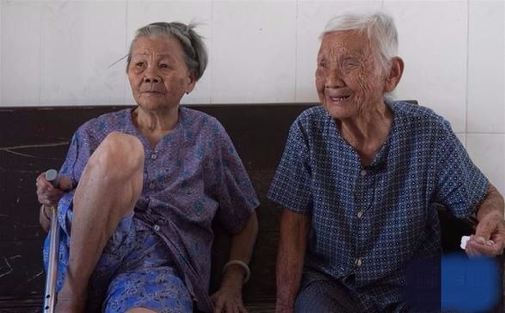 慰安婦倖存者李美金（左）和王志鳳澄邁縣度過晚年。新華網