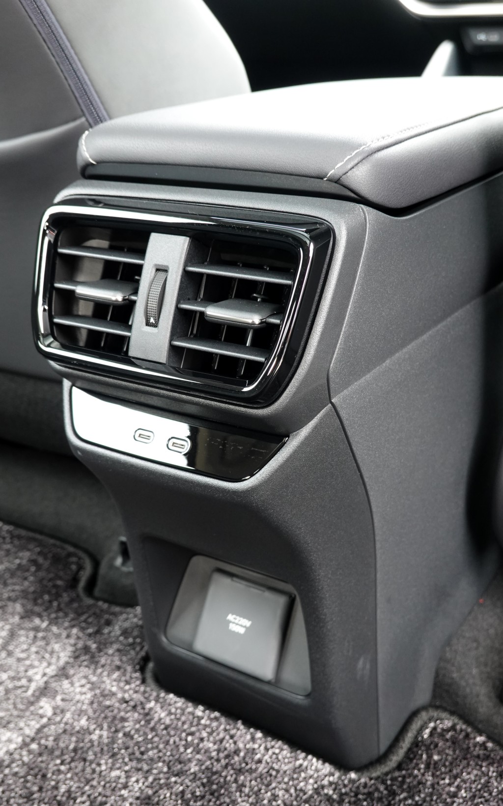 凌志RZ300e Luxury純電動SUV後排獨立送風並備12V電插及USB插口