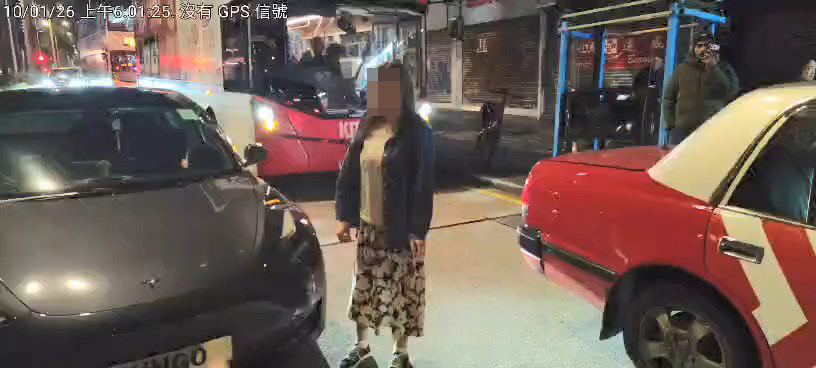 女子雖然立即停手。網上片段截圖