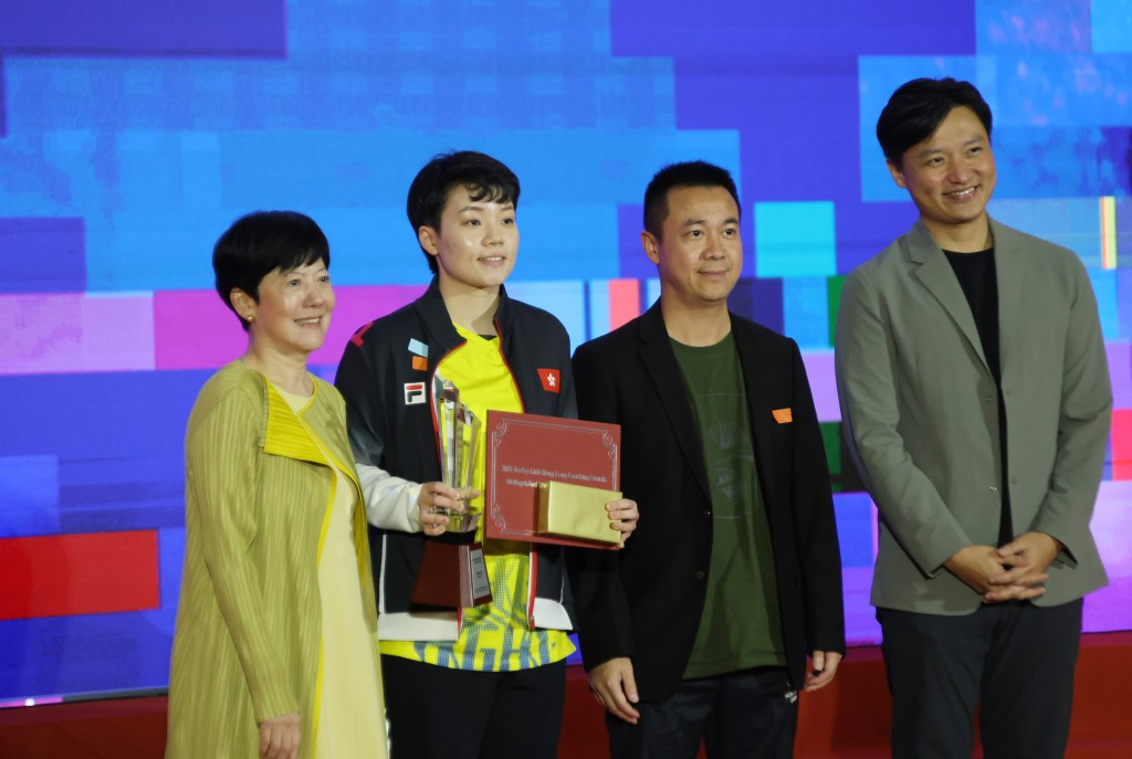 香港優秀教練選舉，杜凱琹代女子隊教練張瑞上台拿獎。 徐嘉華攝
